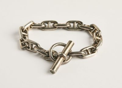 bracelet à chaîne en argent avec un fermoir, sur fond blanc