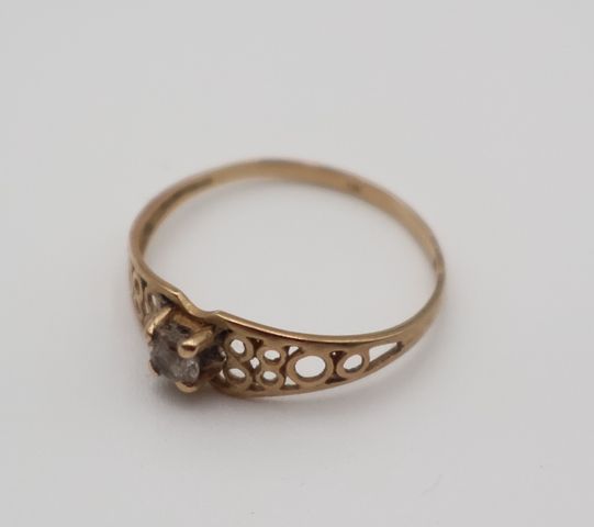 Bague en or 18 carats 750 millièmes à décor d’une petite pierre b...