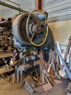 une machine qui se trouve à l'intérieur d'un bâtiment