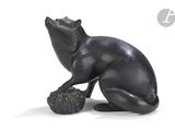 statue d'un rat assis sur un rocher, sur fond blanc