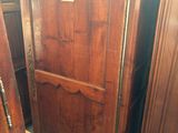 une armoire en bois surmontée d'une horloge