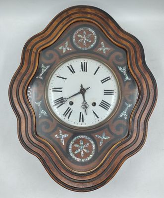 une horloge à chiffres romains accrochée au mur