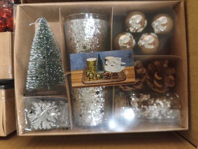 une boîte de décorations de Noël posée sur une table dans une pièce