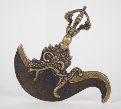 Tibet, XIXe siècle Kartrika en bronze, la lame crachée par u…