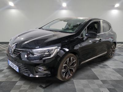 la photo d'une voiture noire sur un sol en damier