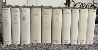 plusieurs livres sont empilés sur une table