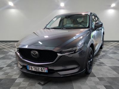 le mazda cx - 5 est garé sur un sol en damier