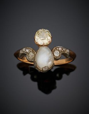une bague en or sertie d'une perle blanche et de diamants