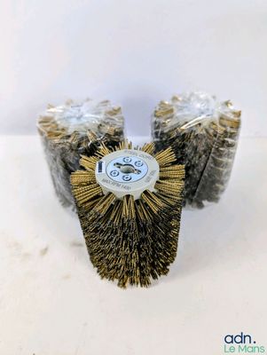 un gros plan sur deux pinceaux posés sur une surface blanche