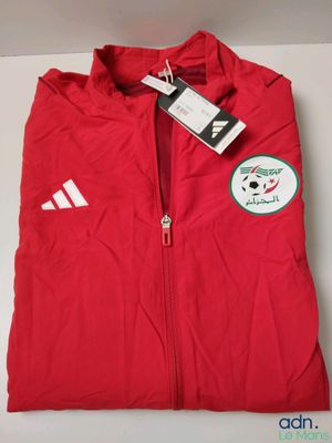 une veste rouge avec un insigne dans le dos