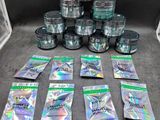 plusieurs sachets de cannabis posés sur une table, à côté d'un récipient en métal