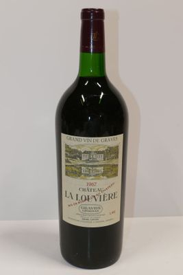 une bouteille de vin posée sur une table