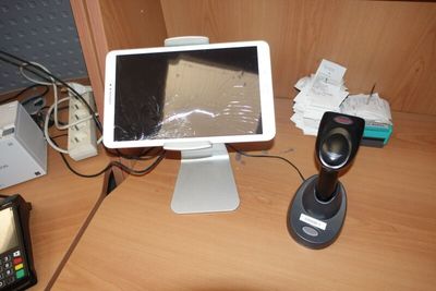 une tablette posée sur un bureau, à côté d'un écran