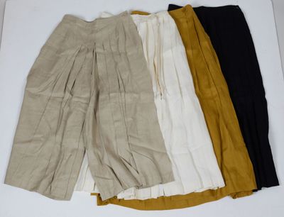 quatre pantalons de couleurs différentes disposés sur une surface blanche