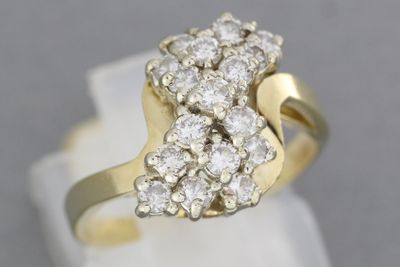 une photo d'une bague en diamant posée sur un présentoir