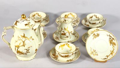 un service à thé et à café en porcelaine de cinq pièces posé sur la table