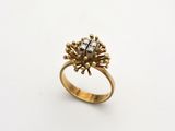 l'image d'une bague en or ornée d'un diamant