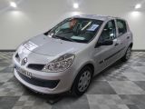 la photo d'une voiture argentée garée dans une salle d'exposition
