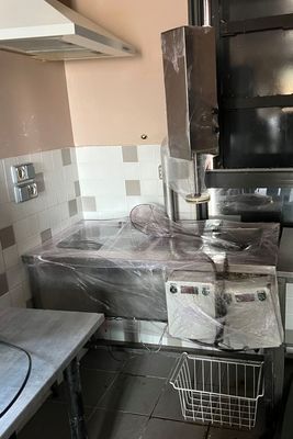 une photo d'une cuisine remplie d'appareils électroménagers