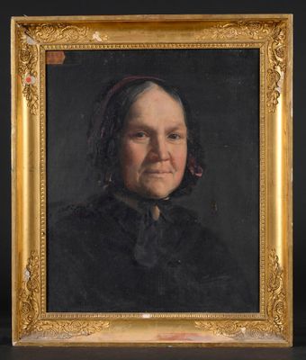 portrait d'une vieille femme vêtue d'une robe noire et portant un foulard rouge sur la tête