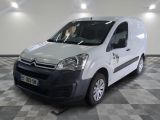 la camionnette blanche est garée dans une grande pièce au sol en damier