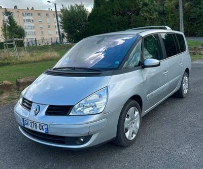 La petite camionnette argentée est garée sur le bord de la route.