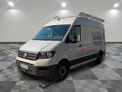 la camionnette blanche est garée sur le sol en damier d'une pièce