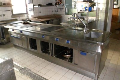 1 fourneau central inox, électrique ELECTROLUX, une plaque vitro, une 