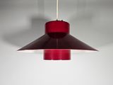 une photo d'une suspension rouge suspendue au plafond