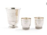 trois coupes en argent et une coupe en argent sur fond blanc