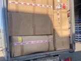 un camion dont l'arrière est rempli de cartons