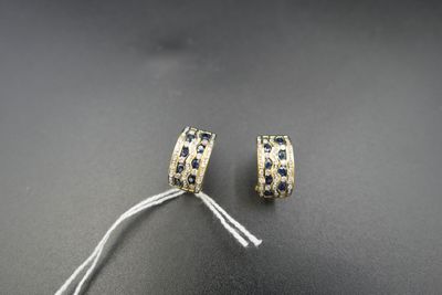 une paire de boucles d'oreilles créoles en saphir et diamants