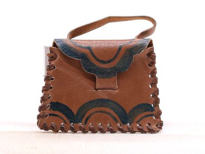 un petit sac à main marron orné d'un motif noir et blanc