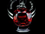 l'image d'un diamant rouge posé sur une surface noire
