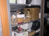 une pièce où les étagères sont remplies de cartons et de paniers