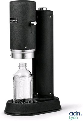une image représentant une cafetière noire et argentée avec une carafe en verre