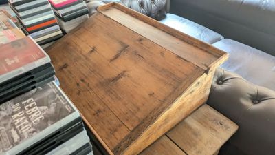 un plateau en bois posé sur une table