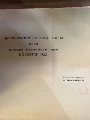 gros plan d'une feuille de papier sur une table