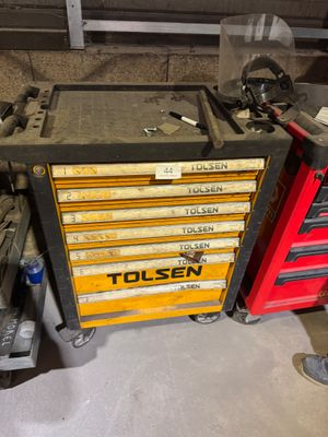 de nombreux outils posés sur une table dans un garage