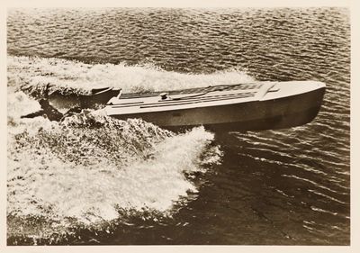 une photo en noir et blanc d'un petit bateau sur l'eau