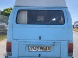 une camionnette bleue garée sur le bord de la route