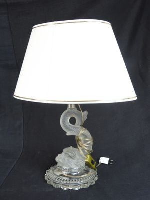 une image représentant une lampe en verre avec un abat-jour blanc sur fond noir