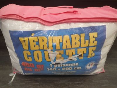 un sac poubelle posé sur une table