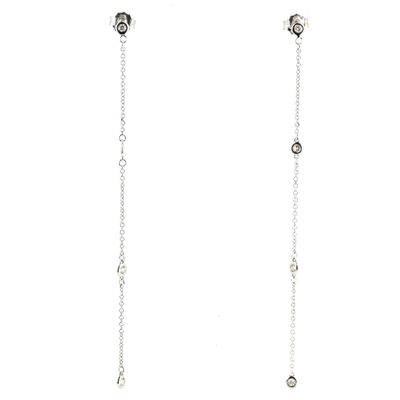 paire de boucles d'oreilles en argent ornées de pierres noires et blanches, suspendues à une chaîne