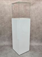 Vitrine de présentation en bois laqué blanc et verre.