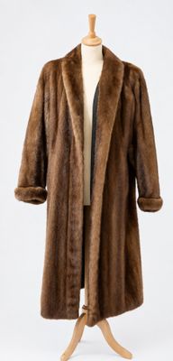 une photo d'un manteau de fourrure marron sur un mannequin