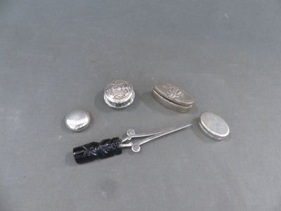 un petit assortiment d'objets en argent posés sur une table