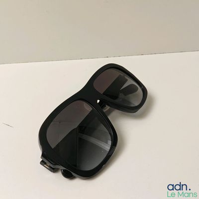 une paire de lunettes de soleil noires posée sur une table