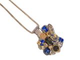 une image représentant un collier bleu et or orné d'un motif floral