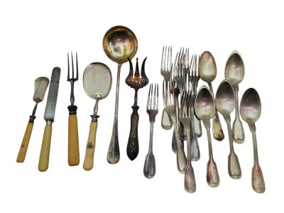 beaucoup de cuillères, de fourchettes et de cuillères-fourchettes sur la table